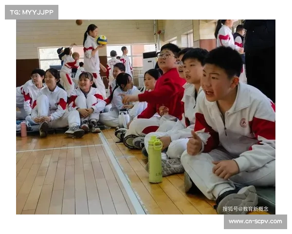 特写 揭幕战终场哨声响起 张子宇与父亲在看台上目光交汇 特写 揭幕战终场哨声响起 张子宇与父亲在看台上目光交汇